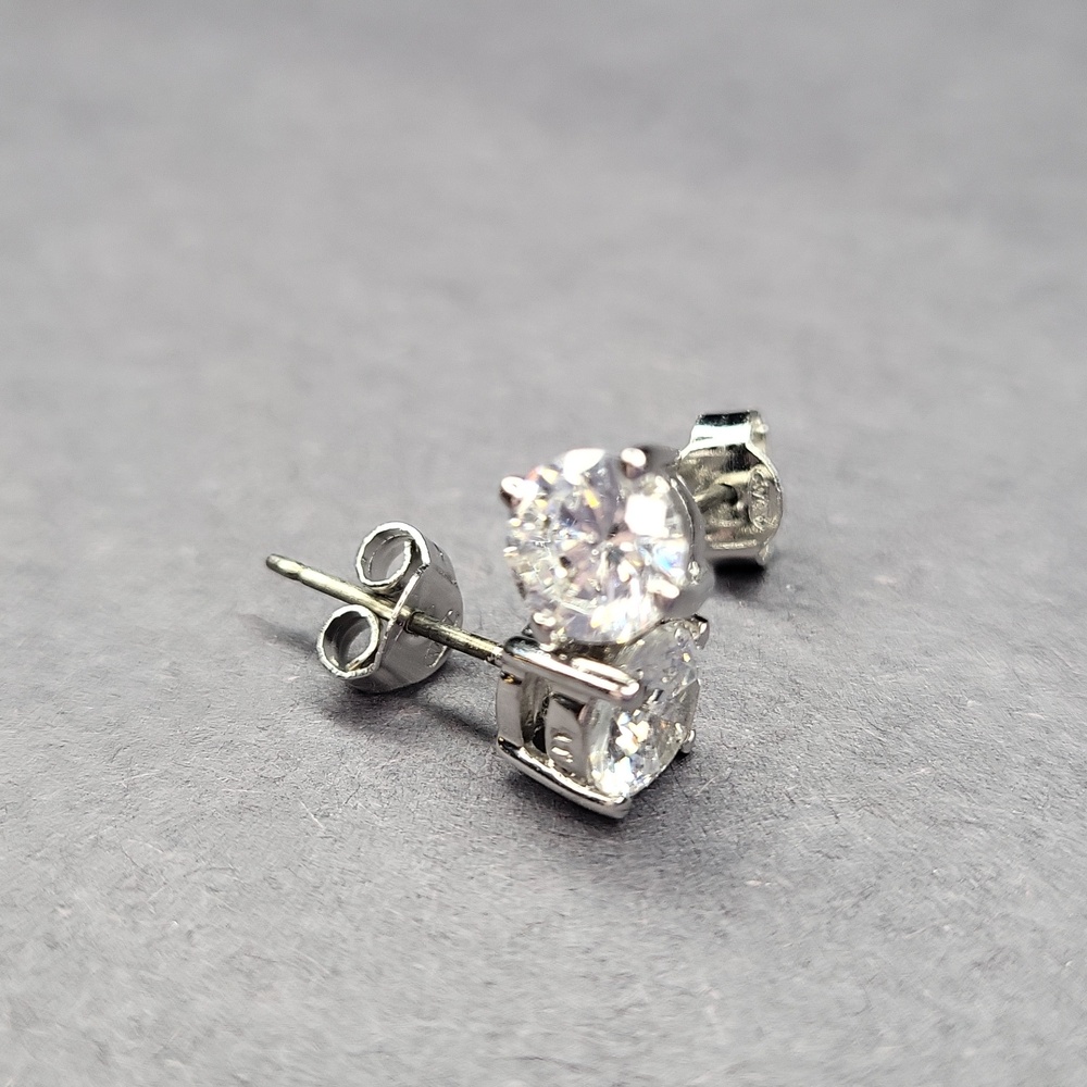 Round Cut Crystal Stud Earrings